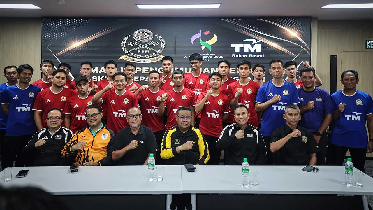 KUALA LUMPUR, 3 Sept - Presiden Persekutuan Sepaktakraw Malaysia (PSM), Datuk Mohd Sumali Reduan (tiga, kanan) ketika sesi bergambar selepas mengumumkan senarai 12 pemain lelaki dan wanita yang bakal menggalas cabaran negara ke Sukan Asia Aichi-Nagoya 2026 di Akademi Sepak Takraw Malaysia, malam ini. - fotoBERNAMA HAK CIPTA TERPELIHARA