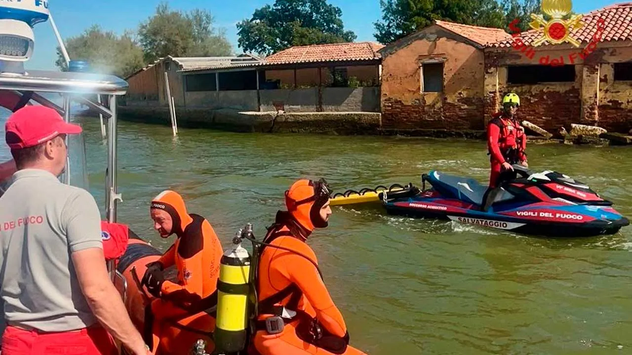 #Venezia, the search continues for the woman missing after the collision between two boats that occurred yesterday in the Tessera canal. At work are the divers of the #vigilidelfuoco, the Drago VF 172 helicopter, and water scooters [#13settembre 15:30]