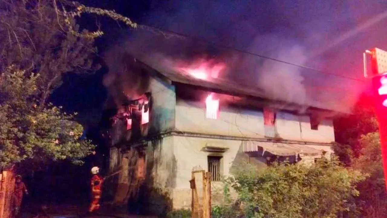 KOTA BHARU - [DIKEMAS KINI] Seorang lelaki warga emas ditemukan rentung selepas rumah dua tingkat yang didiaminya di kawasan Pasar Gok Kapor dekat Jalan Pantai Cahaya Bulan di sini terbakar malam Khamis.