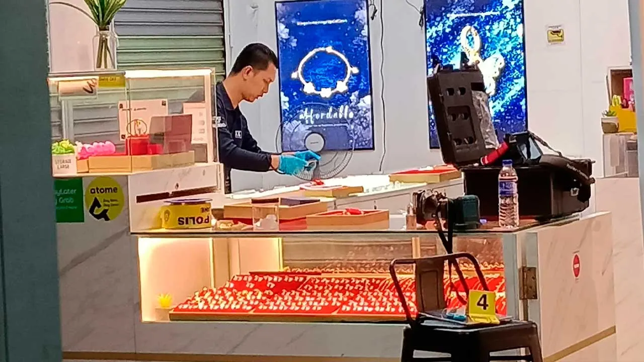Polis mengesan empat lelaki bertopeng dipercayai bersenjatakan tukul dan senjata tajam yang menyamun sebuah kedai emas dalam sebuah pusat beli-belah, di sini malam tadi.