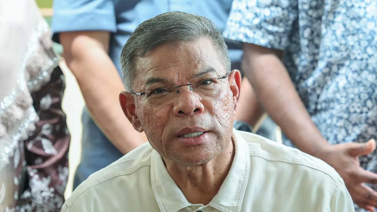 PORT DICKSON, 15 Sept - Menteri Dalam Negeri Datuk Seri Saifuddin Nasution Ismail ketika ditemui media selepas mengadakan Ziarah Kasih seorang pelajar cemerlang Sijil Pelajaran Malaysia (SPM) Nurul Arini Abdullah di Kampung Bukit Tembok hari ini. - fotoBERNAMA (2026) HAK CIPTA TERPELIHARA