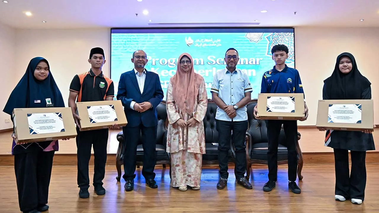 IPOH, 1 Sept - Ketua Pegawai Operasi MAIPk Wan Maizura Wan Zahari (tengah) bergambar bersama sebahagian pelajar yang hadir pada Penyampaian Komputer Riba Program Kerjasama Wakalah sempena Seminar kecemerlangan SPM 2026 - Skim Biasiswa Pelajaran Baitulmal (SBBP), Zon Tengah di Dewan Al-Ghazali, Kompleks Islam Darul Ridzuan hari ini. Turut hadir Pengurus Besar Bahagian Hal Ehwal Korporat Pintas Utama Rohizan Omar (tiga, kiri). - fotoBERNAMA (2026) HAK CIPTA TERPELIHARA