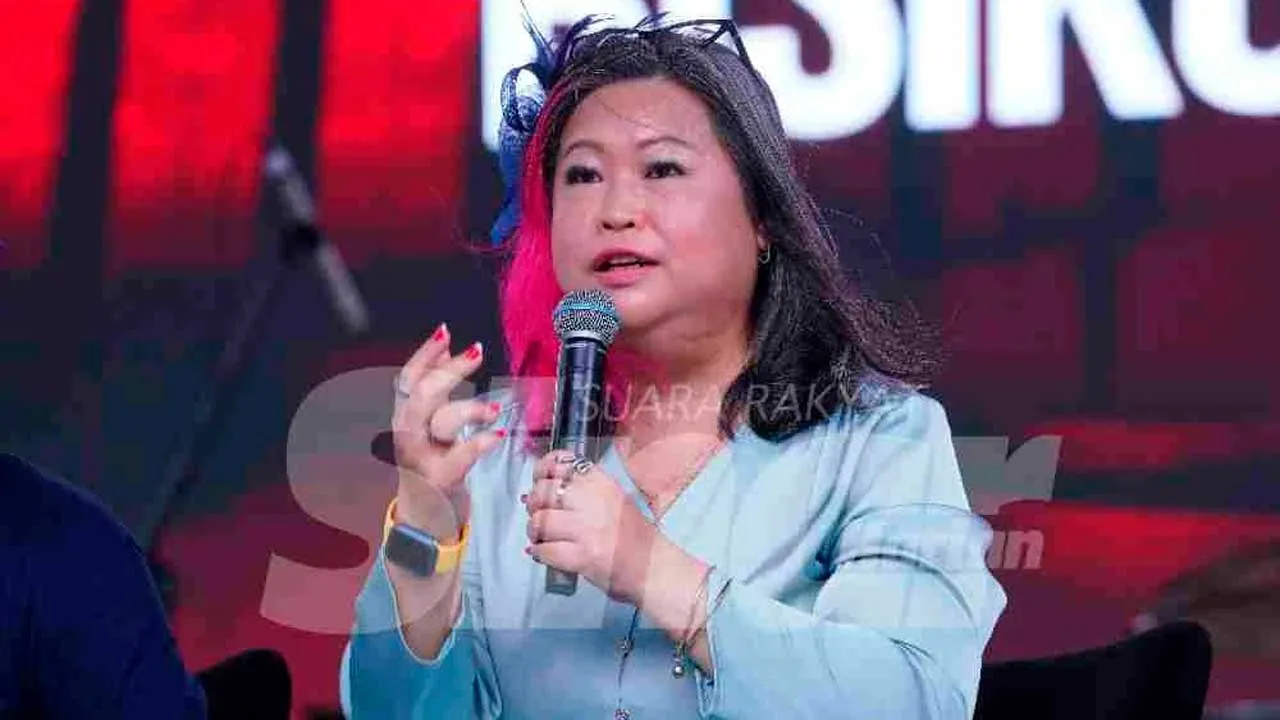 Sim Ling atau Aunty HR ketika siaran langsung edisi ke-489 Wacana Rakyat Sinar Harian bertajuk 'Kerja 8 Jam, Risiko 24 Jam' bertempat di Strand Mall, pada Sabtu. FOTO SINAR HARIAN-MOHD HALIM ABDUL WAHID.