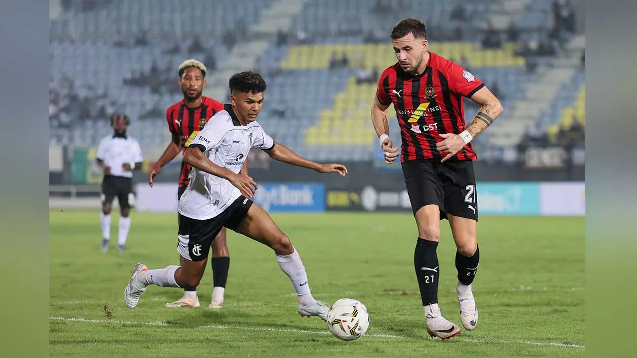 KUALA NERUS, 16 Sept - Pemain Terengganu FC (TFC) Azam Azmi Murad (dua, kanan) cuba mendapatkan bola dari pemain Brunei DPMM FC Jordan David Murray pada saingan Piala FA di Stadium Sultam Mizan Zainal Abidin, Gong Badak, malam ini Kedudukan semasa TFC 1-1 Brunei DPMM. - fotoBERNAMA (2026) HAK CIPTA TERPELIHARA