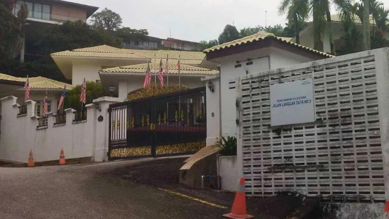 KUALA LUMPUR – Polis mengekalkan tahap kawalan keselamatan sedia ada di kediaman bekas Perdana Menteri, Datuk Seri Najib Tun Razak di Langgak Duta di sini pada Isnin.