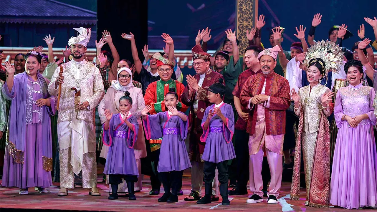 KUALA LUMPUR, 20 Sept - Perdana Menteri Datuk Seri Anwar Ibrahim beramah mesra bersama barisan pelakon Teater Muzikal Mansur & Liu yang diterbitkan oleh Datuk M. Nasir selepas menyaksikan persembahan berkenaan di Istana Budaya malam ini. Kehadiran Anwar turut memeriahkan malam penuh seni dan muzik itu, yang menampilkan karya M. Nasir di pentas Istana Budaya. Turut hadir, Menteri Komunikasi Datuk Seri Fahmi Fadzil. - fotoBERNAMA (2026) HAK CIPTA TERPELIHARA
