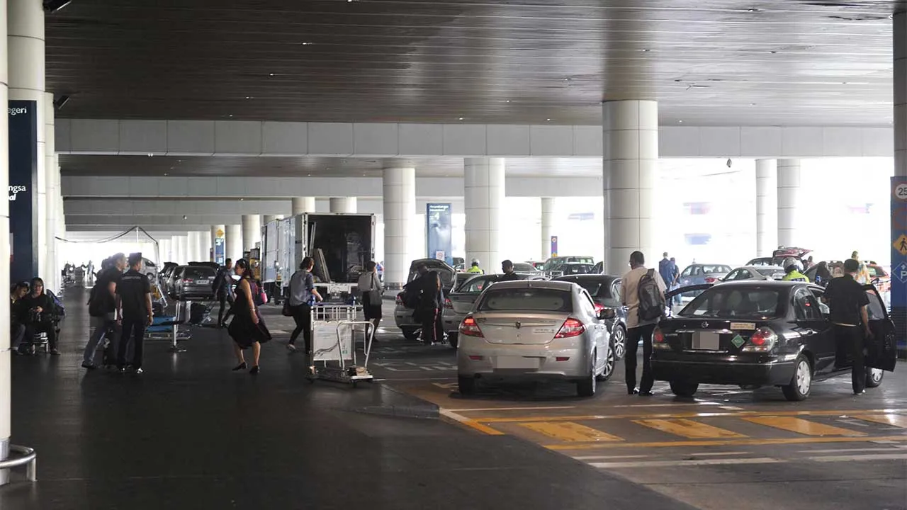 SEPANG, 26 Okt - Hanya teksi Airport Limo yang dibenarkan menunggun penumpang di terminal KLIA hari ini. Pemandu perkhidmatan uber hanya dibenarkan menghantar sahaja ke KLIA. - fotoBERNAMA (2016) HAK CIPTA TERPELIHARA