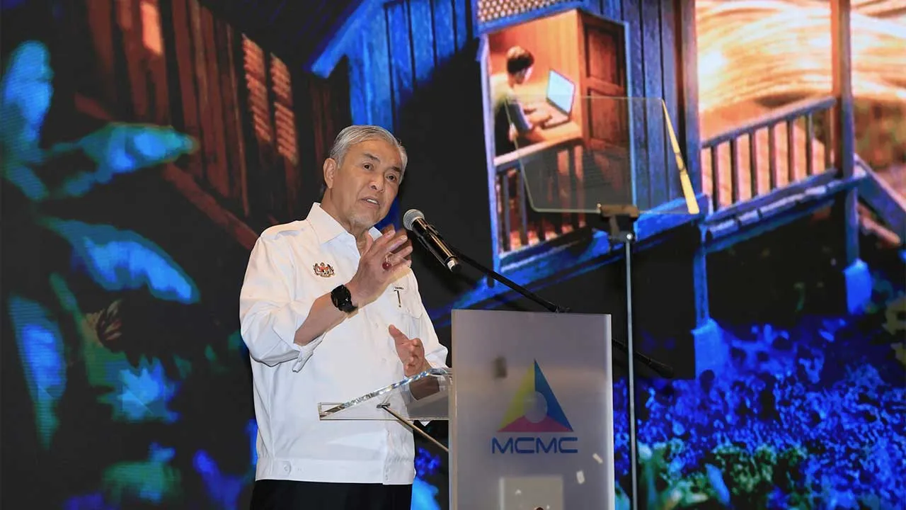 PEMBETULAN ULANGAN KAPSYEN CYBERJAYA, 7 Sept - Timbalan Perdana Menteri Datuk Seri Dr Ahmad Zahid Hamidi menyampaikan ucapan pada perasmian Bengkel Kerjasama Strategik Pejabat Komuniti Daerah (PKD), Kementerian Kemajuan Desa dan Wilayah (KKDW) dan Pusat Sebaran Maklumat Nasional (NADI) di Menara Suruhanjaya Komunikasi dan Multimedia Malaysia (MCMC) hari ini. - fotoBERNAMA (2026) HAK CIPTA TERPELIHARA