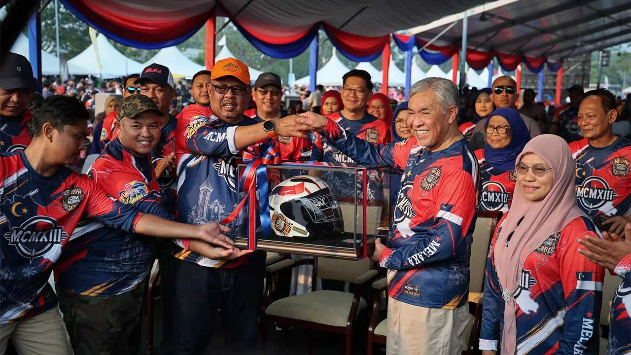 MELAKA, 6 Sept - Timbalan Perdana Menteri merangkap Menteri Kemajuan Desa dan Wilayah Datuk Seri Dr. Ahmad Zahid Hamidi (depan, dua, kanan) menerima cenderahati daripada Ketua Menteri Datuk Seri Ab Rauf Yusoh (depan, tiga, kiri) ketika hadir pada Majlis Perasmian Penutup Karnival Anak Muda Negeri Melaka di Pusat Dagangan Antarabangsa Melaka hari ini. - fotoBERNAMA (2026) HAK CIPTA TERPELIHARA