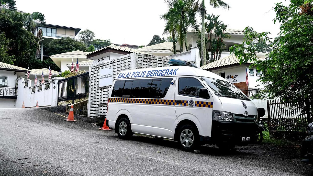 KUALA LUMPUR, 21 Sept - Sebuah balai polis bergerak ditempatkan berhampiran kediaman bekas Perdana Menteri Datuk Seri Najib Tun Razak mulai hari ini. Ketua Polis Daerah Sentul ACP Anuar Bakri Abdul Salam berkata penempatan balai bergerak di bawah tanggungjawab Ibu Pejabat Polis Daerah (IPD) Sentul itu, dijadualkan bermula 7 pagi di kediaman Najib di Langgak Duta di sini. Pada Jumaat, Yang di-Pertuan Agong Sultan Ibrahim memperkenankan pengampunan bersyarat kepada Najib untuk menjalani baki hukuman secara ta