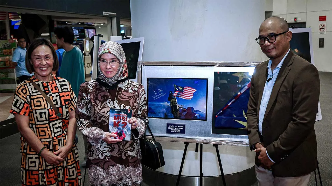 SUBANG JAYA, 10 Sept - Tengku Ampuan Pahang Tunku Azizah Aminah Maimunah Iskandariah (tengah) berkenan bergambar bersama pendaki Gunung Everest Mohd Khafiz Bachok (kanan) dan Margaret Chew Wei Ngor (kiri) pada sesi tayangan filem dokumentari Tekad Ekspedisi Guthrie Everest 2026 di GSC Subang Parade, hari ini. - fotoBERNAMA (2026) HAK CIPTA TERPELIHARA