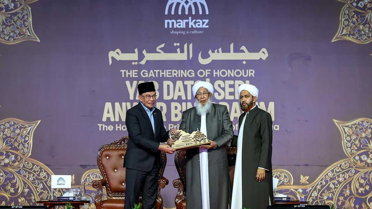 KERALAM, 13 Sept - Perdana Menteri Datuk Seri Anwar Ibrahim (kiri) menerima "'Sheikh Abu Bakar Foundation Excellence Award "' daripada Mufti Agung India Sheikh Abubakr Ahmad (dua, kanan) pada majlis "'Gathering of Honour Prime Minister Malaysia "' serta majlis ilmu di Markazu Saquafathi Sunniya yang juga dikenali sebagai Jamia Markaz malam ini. - fotoBERNAMA (2026) HAK CIPTA TERPELIHARA