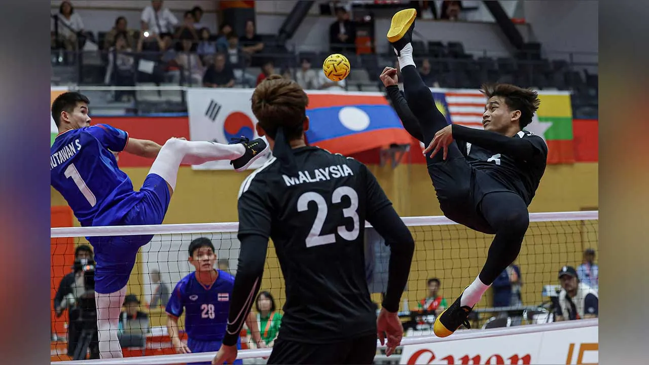 NAGOYA, 25 Sept - Regu berpasukan lelaki negara Mohamad Azlan Alias, Farhan Adam dan Mohammad Syahir Mohd Rosdi beraksi menentang Thailand pada final acara regu sepak takraw berpasukan pada Sukan Asia Aichi-Nagoya 2026 di Paloma Mizuho Arena hari ini. - fotoBERNAMA (2026) HAK CIPTA TERPELIHARA