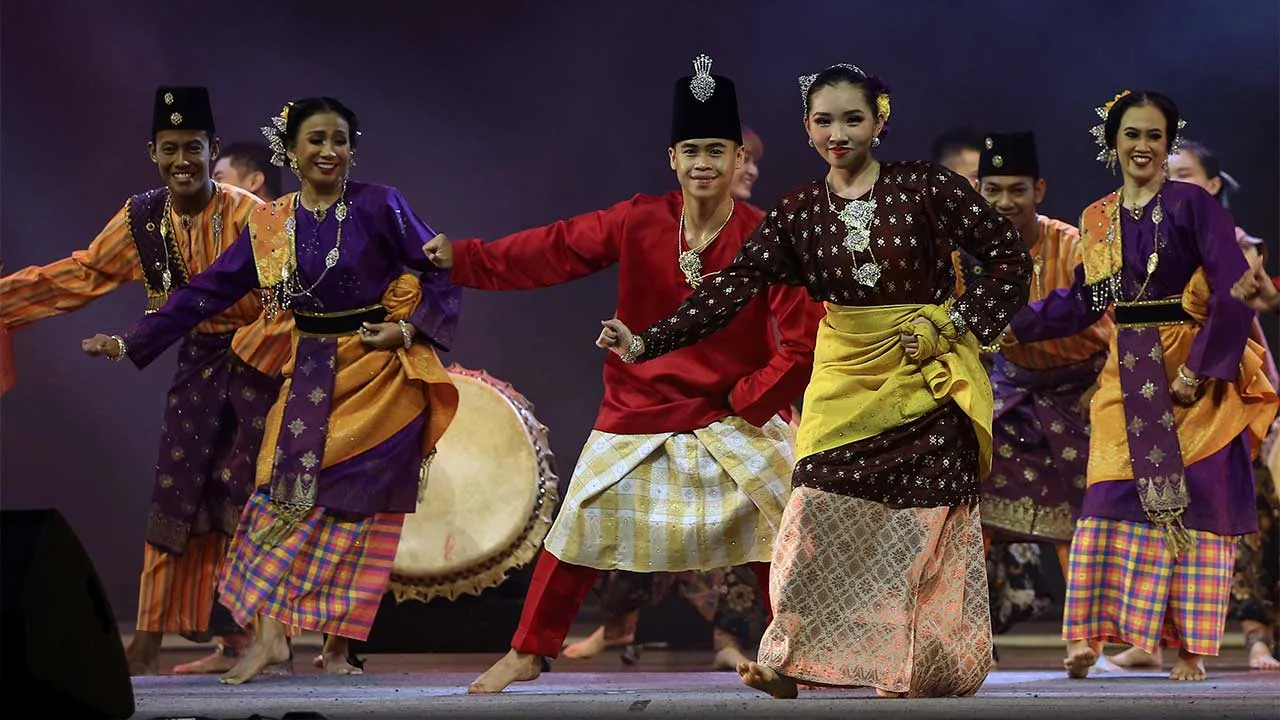 SEREMBAN, 19 Sept - Artis kebudayaan mempersembahkan tarian Zapin sempena Pesta Kebudayaan Cina Malaysia yang diadakan di Dewan Sekolah Tinggi Chung Hua, baru-baru ini. Perdana Menteri Datuk Seri Ismail Sabri Yaakob berkata, Kerajaan melaksanakan langkah bagi menjadikan Malaysia negara maju dan berbudaya melalui Dasar Kebudayaan Negara (DAKEN) 2021. DAKEN berperanan memartabatkan dan memelihara seni, budaya dan warisan Keluarga Malaysia agar tidak hilang ditelan zaman seterusnya konsep Keluarga Malaysia dap