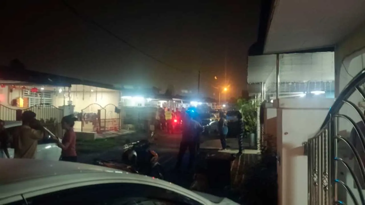 Seorang wanita maut selepas ditikam suaminya sebanyak 13 kali menggunakan pisau lipat dalam kejadian di Taman Tiram, Hi-Tech, di sini, malam tadi.