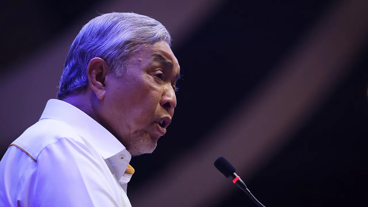 MELAKA, 26 Sept - Timbalan Perdana Menteri Datuk Seri Dr Ahmad Zahid Hamidi menyampaikan ucapan pada Musyawarah Nasional-Membongkar Polemik Tanah Melayu di Pusat Dagangan Antarabangsa Melaka (MITC), Ayer Keroh hari ini. - fotoBERNAMA (2026) HAK CIPTA TERPELIHARA