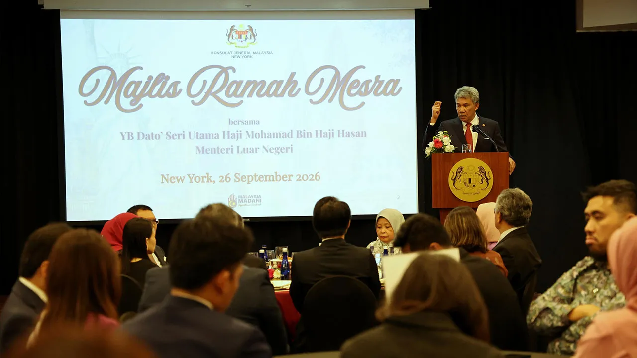 NEW YORK, 27 Sept - Menteri Luar Datuk Seri Mohamad Hasan menyampaikan ucapan pada Majlis Ramah Mesra bersama para profesional dan pelajar Malaysia di Pejabat Perwakilan Tetap Malaysia ke Pertubuhan Bangsa-Bangsa Bersatu (PBB) di sini, pada Sabtu. - fotoBERNAMA (2026) HAK CIPTA TERPELIHARA  NEW YORK, Sept 27 - Foreign Minister Datuk Seri Mohamad Hasan delivers a speech at a gathering with Malaysian professionals and students at the Permanent Mission of Malaysia to the United Nations (UN) here on Saturday. -