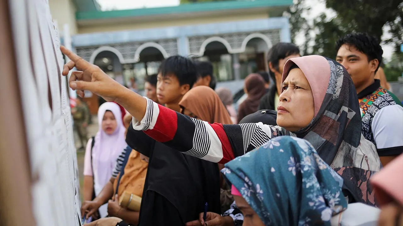 People look for their precincts during the first parliamentary elections of the Bangsamoro Autonomous Region in Muslim Mindanao (BARMM) in Pahamuddin, Cotabato, Philippines, September 14, 2026. REUTERS/Manman Dejeto