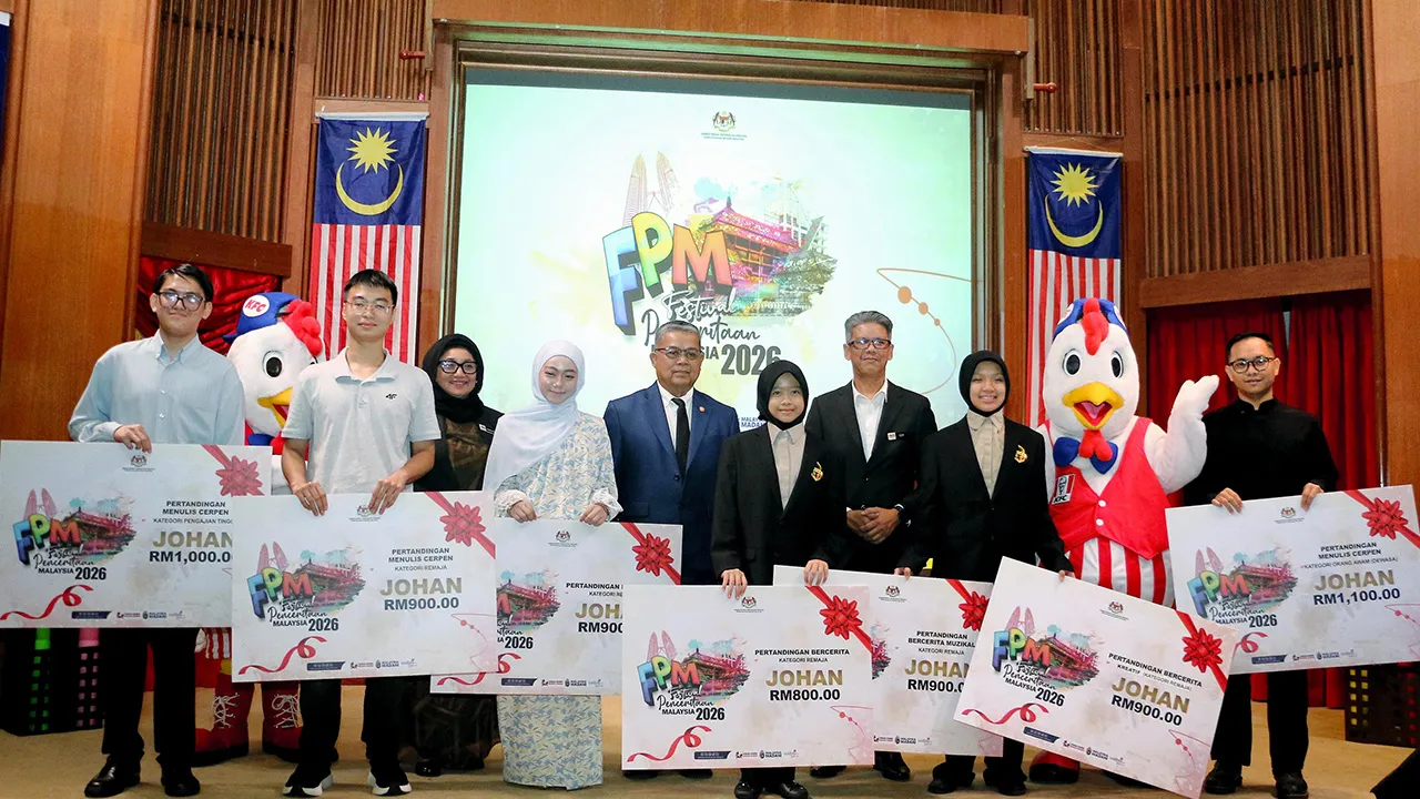 KUALA LUMPUR, 21 Sept - Menteri Perpaduan Negara, Datuk Aaron Ago Dagang (lima, kiri) bergambar bersama para pemenang dalam pelbagai kategori pertandingan selepas merasmikan Festival Penceritaan Malaysia (FPM) 2026: Penceritaan Sebagai Warisan Masyarakat Berilmu di Perpustakaan Negara Malaysia (PNM) hari ini.