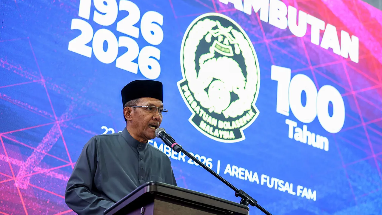 PETALING JAYA, 22 Sept - Presiden Persatuan Bola Sepak Malaysia (FAM) Datuk Ab Ghani Hassan menyampaikan ucapan pada Majlis Solat Hajat dan Bacaan Yassin sempena Sambutan 100 Tahun FAM di Wisma FAM malam ini. - fotoBERNAMA