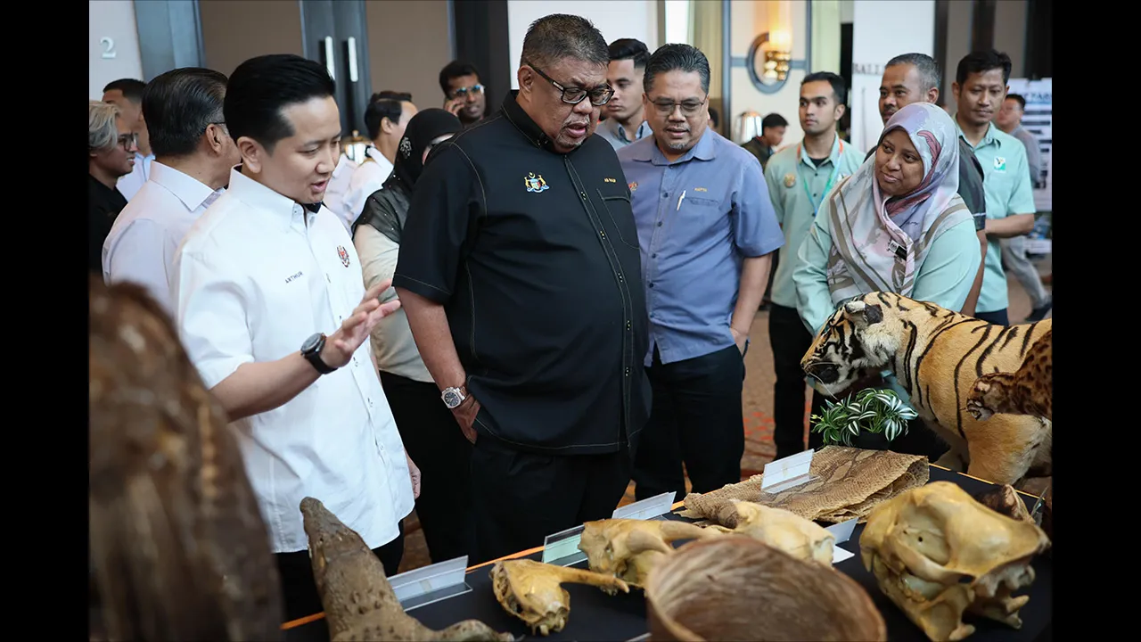MELAKA, 21 Sept - Ketua Menteri Melaka Datuk Seri Ab Rauf Yusoh (dua, kiri) melawat reruai pameran pada majlis Perasmian Sambutan Hari Alam Sekitar Negara Peringkat Kebangsaan 2026 hari ini. Turut hadir Menteri Sumber Asli dan Kelestarian Alam, Datuk Seri Arthur Joseph Kurup (kiri). - fotoBERNAMA