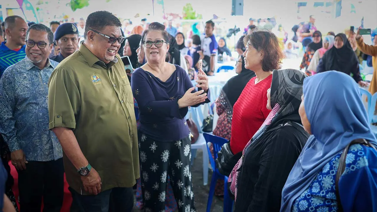 MELAKA, 27 Sept - Ketua Menteri Melaka Datuk Seri Ab Rauf Yusoh (dua, kiri) meluangkan masa beramah mesra dengan orang ramai semasa hadir pada majlis perasmian Festival Masyarakat KEMAS Negeri Melaka, hari ini. - fotoBERNAMA (2026) HAK CIPTA TERPELIHARA