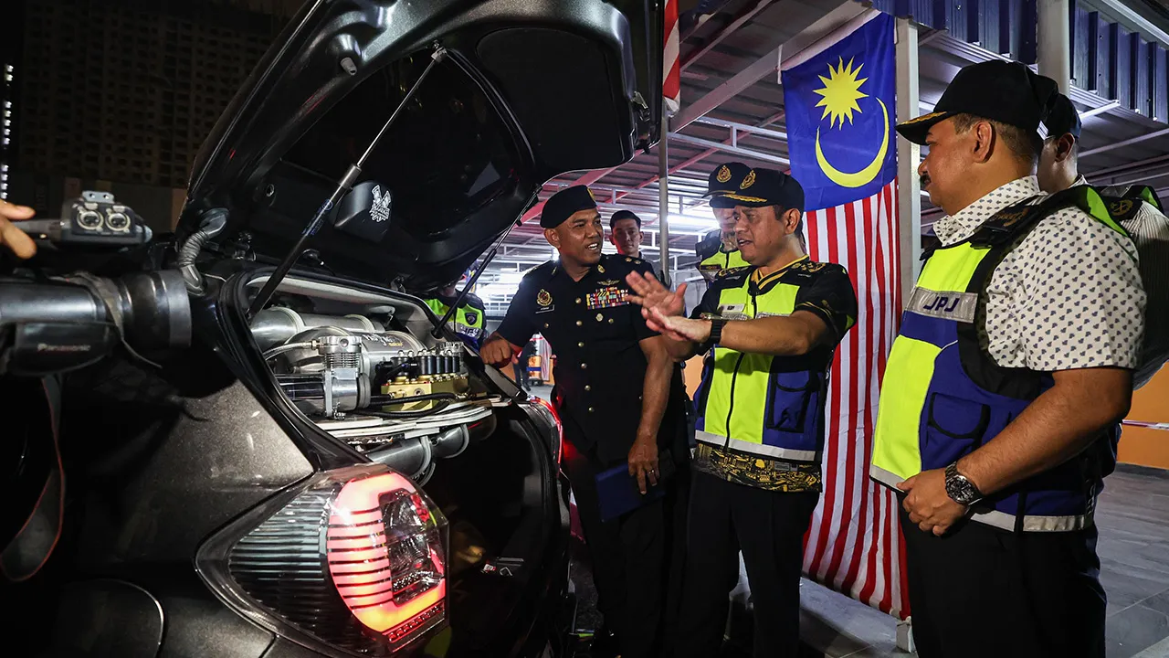 KUALA LUMPUR, 8 Sept - Ketua Pengarah Jabatan Pengangkutan Jalan (JPJ) Datuk Aedy Fadly Ramli (tengah) bersama Pengarah Kanan Penguat Kuasa JPJ Datuk Muhammad Kifli Ma Hassan (kanan) melihat kereta yang diubah suai secara ekstrem pada sidang media di JPJ Wilayah Persekutuan Kuala Lumpur (WPKL) malam ini. Jabatan Pengangkutan Jalan (JPJ) menyita 37 kenderaan yang dikesan melakukan pengubahsuaian melampau, termasuk penggunaan sistem suspensi udara (air suspension), menerusi Ops Ekstrem yang dijalankan Ahad le