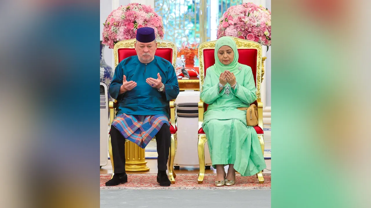 kredit:YANG DI-PERTUAN AGONG DAN RAJA PERMAISURI AGONG NASIHAT RAKYAT AMAL PEMAKAIAN PELITUP MUKA SUSULAN KUALITI UDARA TIDAK SIHAT  KDYMM SPB Yang di-Pertuan Agong Sultan Ibrahim dan KDYMM SPB Raja Permaisuri Agong Raja Zarith Sofiah menasihatkan rakyat agar sentiasa menjaga kesihatan serta mengamalkan pemakaian pelitup muka susulan keadaan jerebu yang melanda negara. officialsultanibrahim