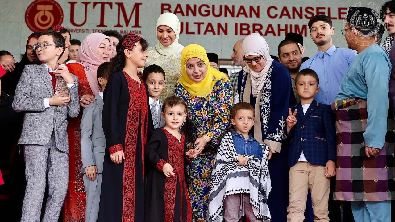 KDYMM SPB Raja Permaisuri Agong, Raja Zarith Sofiah merangkap Canselor Universiti Teknologi Malaysia (UTM), berkenan berangkat ke “UTM Chancellor’s Engagement with Palestinian Students” yang berlangsung di Dewan Senat Ainuddin Wahid, Bangunan Canseleri Sultan Ibrahim, UTM Johor Bahru pada hari ini. (25 September)