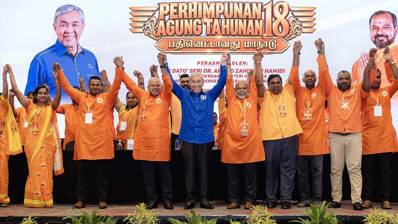 KUALA LUMPUR, 27 Sept - Timbalan Perdana Menteri Datuk Seri Dr Ahmad Zahid Hamidi (enam, kanan) bersama Presiden Parti Makkal Sakti Malaysia (MMSP) Datuk Seri R.S. Thanenthiran (lima, kanan) pada Mesyuarat Agung Tahunan Parti Makkal Sakti Malaysia ke-18 di Pusat Dagangan Dunia Kuala Lumpur hari ini. - fotoBERNAMA (2026) HAK CIPTA TERPELIHARA
