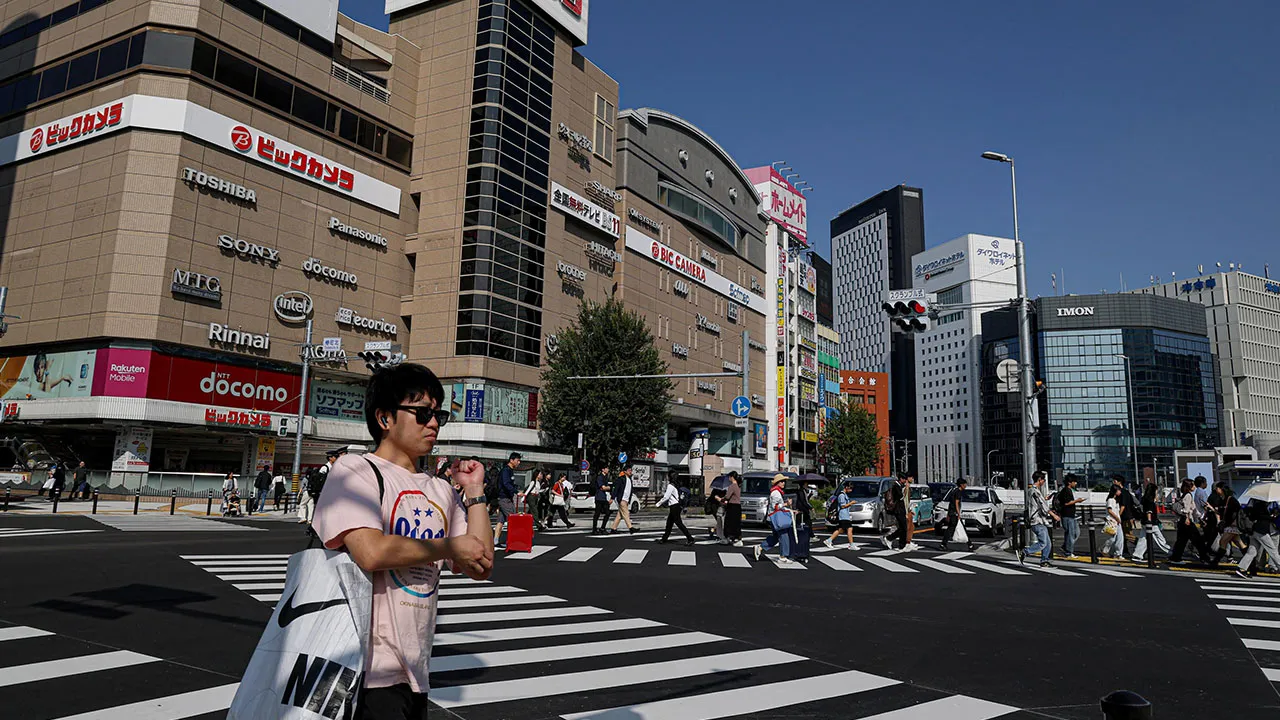 NAGOYA, 23 Sept - Suasana di sekitar Nagoya apabila penduduk tempatan mengamalkan budaya berjalan kaki seawal pagi menuju ke stesen kereta api, tempat kerja, sekolah dan kedai berhampiran, dengan langkah yang pantas tetapi teratur ketika tinjauan hari ini. Budaya berjalan kaki itu turut menjadikan stesen kereta api Nagoya sebagai antara lokasi paling sibuk, dengan orang ramai keluar masuk secara berterusan sebelum meneruskan perjalanan ke destinasi masing-masing. Bukan sekadar bergerak dari satu lokasi ke l