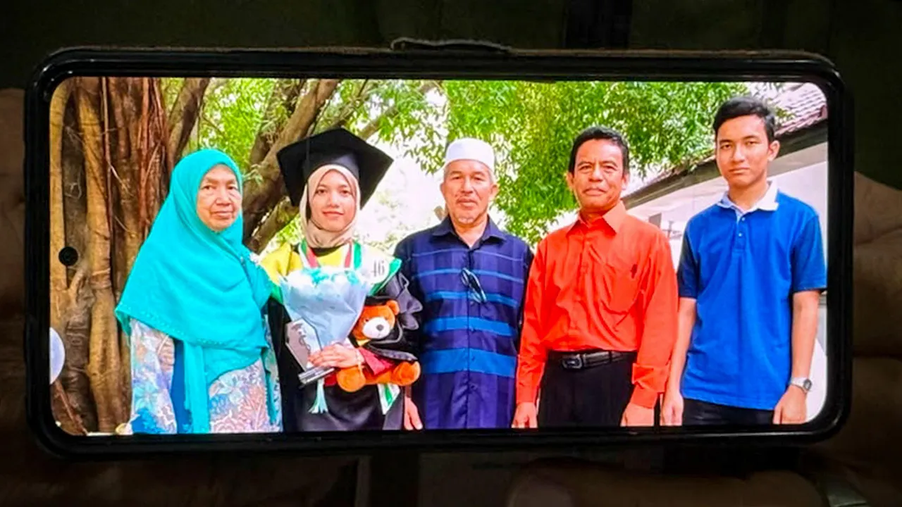 KOTA BHARU, 8 Sept - Kamarudin Salleh, bapa kepada salah seorang penumpang helikopter yang terhempas berhampiran Long Lellang, Sarawak, Dr. Ainul Baroah, menunjukkan gambar anaknya (dua, kiri) bersama ahli keluarga ketika ditemui pemberita di kediamannya di Kampung Baung, Pengkalan Chepa di sini malam ini. Terdahulu, Pihak Berkuasa Penerbangan Awam Malaysia (CAAM) memaklumkan sebuah helikopter BO-105 yang membawa lima individu termasuk juruterbang terhempas berhampiran Lapangan Terbang Landasan Pendek (STOL