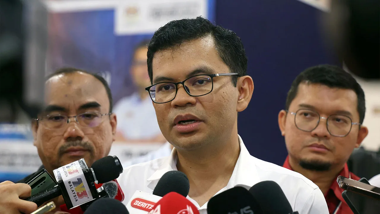JOHOR BAHRU, 17 Sept - Menteri Ekonomi, Akmal Nasrullah Mohd Nasir menjawab pertanyaan media selepas Majlis Penyerahan Cek Cura Sumbangan Naik Taraf Klinik Kesihatan di Parlimen Johor Bahru di Medan Niaga Kampung Melayu Majidee hari ini. - fotoBERNAMA (2026) HAK CIPTA TERPELIHARA