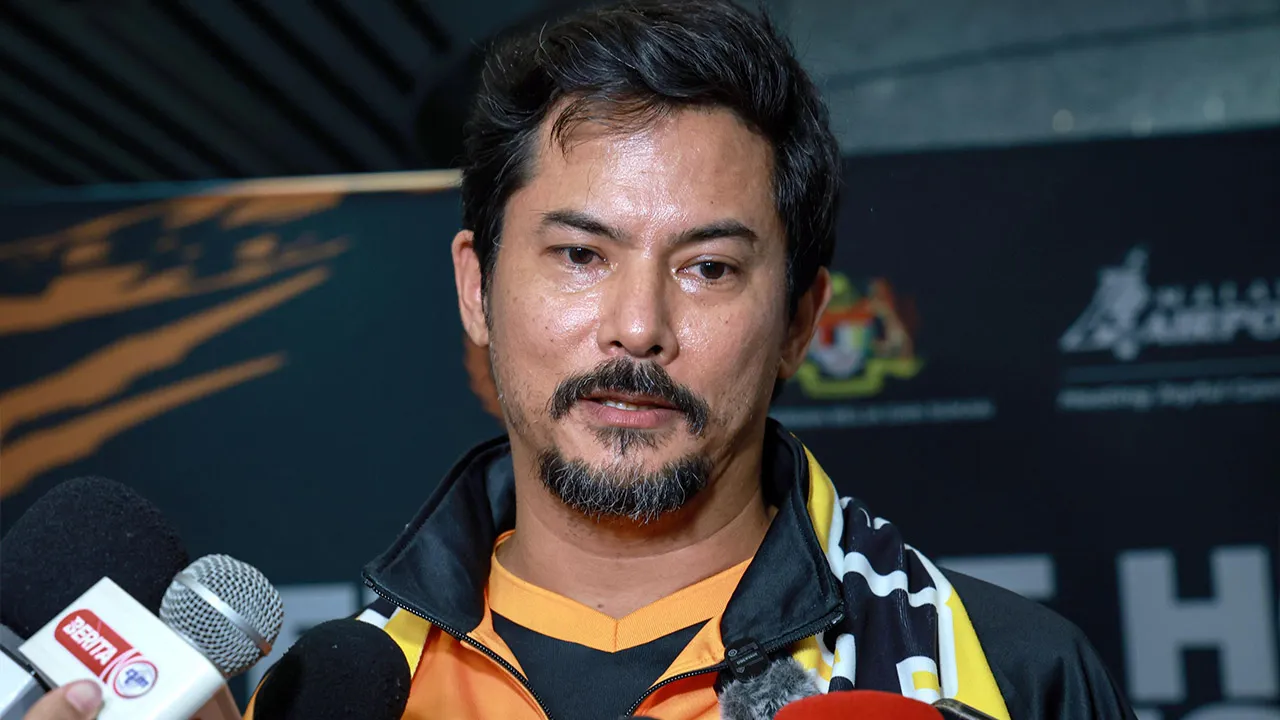 SEPANG, 24 Sept - Jurulatih skuad e-Racing kebangsaan Alex Yoong Hanifah ketika ditemu bual pengamal media selepas tiba di Lapangan Terbang Antarabangsa Kuala Lumpur (KLIA) hari ini, selepas membantu mencipta sejarah dengan menghadiahkan pingat Emas buat negara dalam acara Gran Turismo 7 pada Sukan Asia Aichi-Nagoya 2026. - fotoBERNAMA (2026) HAK CIPTA TERPELIHARA