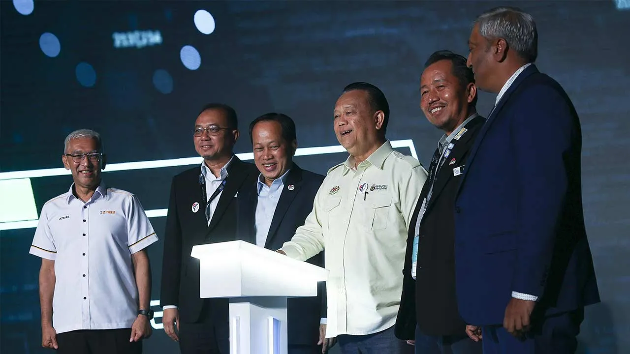 KUALA LUMPUR, 30 Sept - Menteri Kerja Raya, Datuk Seri Alexander Nanta Linggi (tiga, kanan) pada gimik Perasmian My ASEAN Roads and Traffic Tech Expo (MyARTTE) 2026 di Pusat Pameran dan Dagangan Antarabangsa Malaysia (MITEC) hari ini. Turut kelihatan, Timbalan Menteri Kerja Raya, Datuk Seri Ahmad Maslan (tiga, kiri) dan Presiden Persatuan Syarikat Konsesi Lebuhraya Malaysia (PSKLM), Azmee Nin (kiri). - fotoBERNAMA (2026) HAK CIPTA TERPELIHARA
