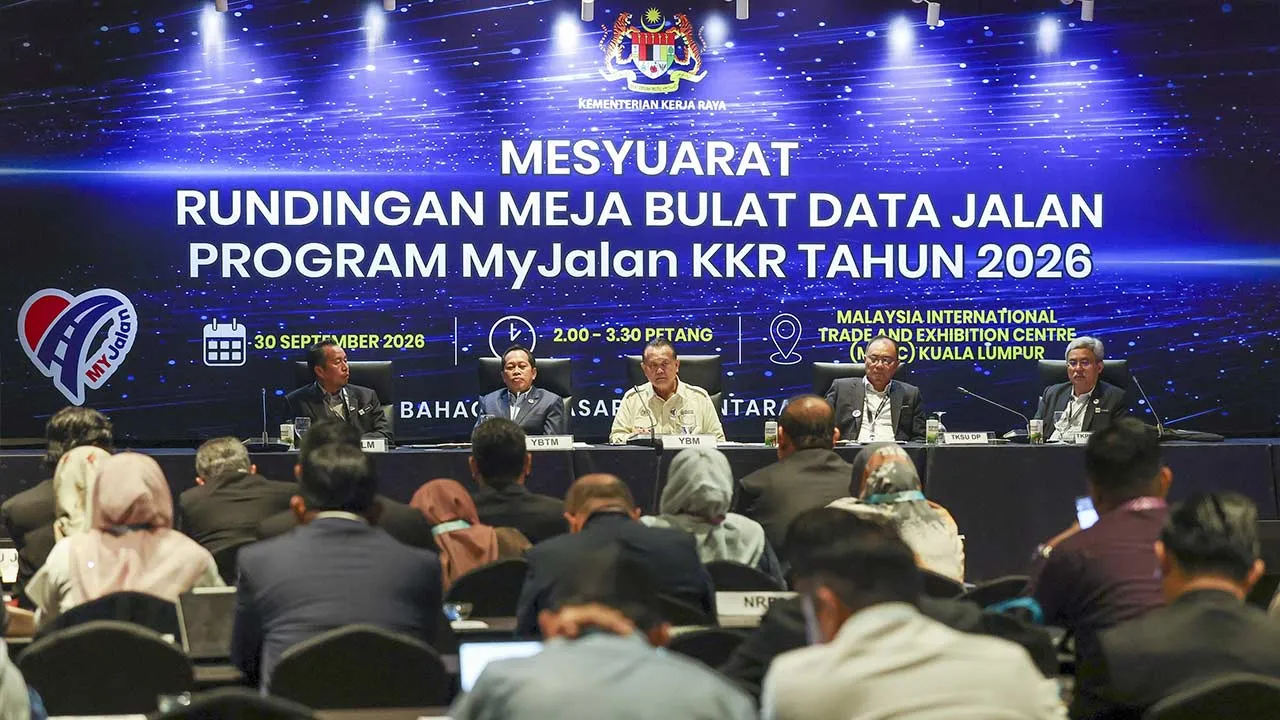 KUALA LUMPUR, 30 Sept - Menteri Kerja Raya, Datuk Seri Alexander Nanta Linggi dan Timbalan Menteri Kerja Raya, Datuk Seri Ahmad Maslan pada Mesyuarat Rundingan Meja Bulat Data Jalan Program MyJalan Kementerian Kerja Raya (KKR) Tahun 2026 di Pusat Pameran dan Dagangan Antarabangsa Malaysia (MITEC) hari ini. - fotoBERNAMA (2026) HAK CIPTA TERPELIHARA