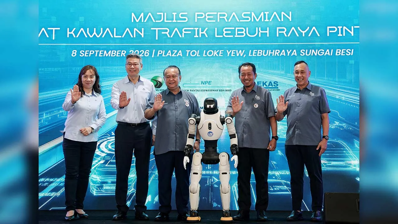 KUALA LUMPUR, 8 Sept - Menteri Kerja Raya, Datuk Seri Alexander Nanta Linggi (tiga, kiri) selepas menyempurnakan Majlis Perasmian Pusat Kawalan Trafik Lebuh Raya Pintar IJM di Plaza Loke Yew hari ini. Turut sama Ketua Pegawai Eksekutif IJM Corp Bhd, Datuk Lee Chun Fai (dua, kiri). - fotoBERNAMA (2026) HAK CIPTA TERPELIHARA