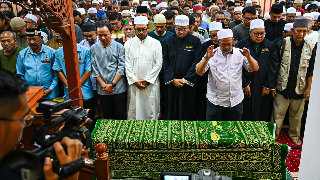 SEREMBAN, 13 Sept - Bee Sham Ahmad (tiga, kanan), bapa kepada Allahyarham Kapten Zainol Afiq Bee Sham, mengimamkan solat jenazah Allahyarham di Masjid Bandar Baru Senawang hari ini. Turut kelihatan Menteri di Jabatan Perdana Menteri (Hal Ehwal Agama) Dr. Zulkifli Hasan (depan, tengah). Allahyarham merupakan juruterbang Perkhidmatan Doktor Udara (FDS) yang terkorban dalam nahas helikopter ketika menjalankan misi membawa pasukan perubatan ke kawasan pedalaman Long Lellang, Ulu Baram, Sarawak pada 8 Sept lalu.