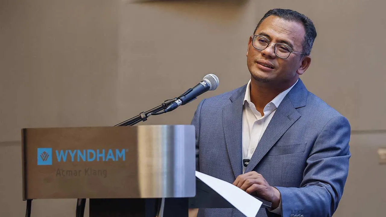 KLANG, 17 Sept - Menteri Besar Selangor Datuk Seri Amirudin Shari menyampaikan ucapan pada Majlis Penyerahan Inisiatif Pemerkasaan Komuniti Strata Negeri Selangor Program Spark hari ini. - fotoBERNAMA (2026) HAK CIPTA TERPELIHARA