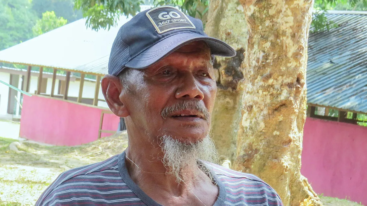 GUA MUSANG, 1 Sept - Pesara Pasukan Gerakan Am (PGA) Angah Asu, 69, ditemu bual pemberita mengenai penglibatan Orang Asli sebagai anggota Senoi Praaq di Kampung Gob baru-baru ini. Peranan masyarakat Orang Asli sebagai anggota Senoi Praaq dan PGA ketika zaman darurat, menjadi antara benteng penting negara dalam mengekang ancaman komunis di kawasan pedalaman. Asu berkata dia menyertai pasukan keselamatan pada usia 18 tahun, selepas menjalani latihan di Ulu Kinta pada 1974, sebelum ditugaskan ke beberapa kawas