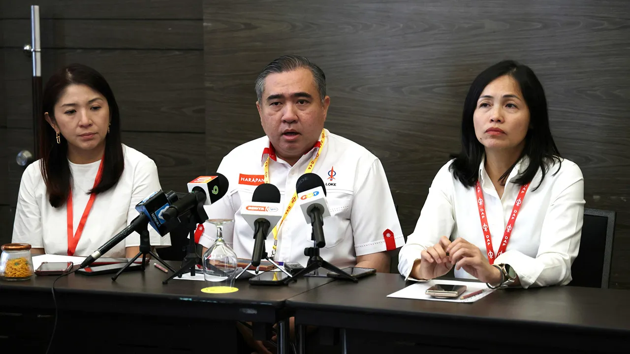 PUTRAJAYA, 6 Sept - Setiausaha Agung DAP Anthony Loke (tengah) ketika sidang media pada Kongres Wanita DAP Kebangsaan 2026 di sebuah hotel hari ini. Turut kelihatan Ketua Wanita DAP Kebangsaan Teo Nie Ching (kanan) dan Timbalan Ketua Wanita DAP Kebangsaan Yeo Bee Yin (kiri). - fotoBERNAMA (2026)