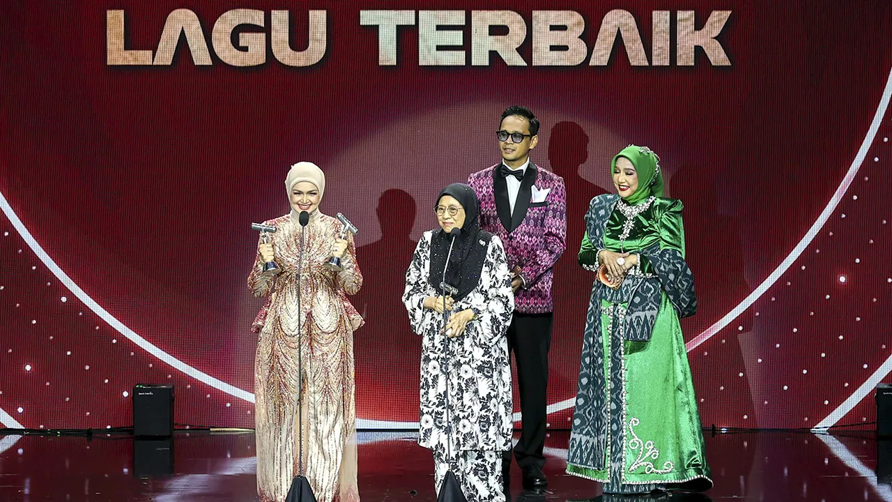 KUCHING, 27 Sept - Lagu "Pesanan But Diri " nyayian Biduanita Negara, Datuk Seri Siti Nurhaliza (kiri) memenangi anugerah Lagu Terbaik pada malam Anugerah Industri Muzik (AIM) ke-25 yang berlangsung di Pusat Konvensyen Borneo Kuching malam ini. - fotoBERNAMA (2026) HAK CIPTA TERPELIHARA