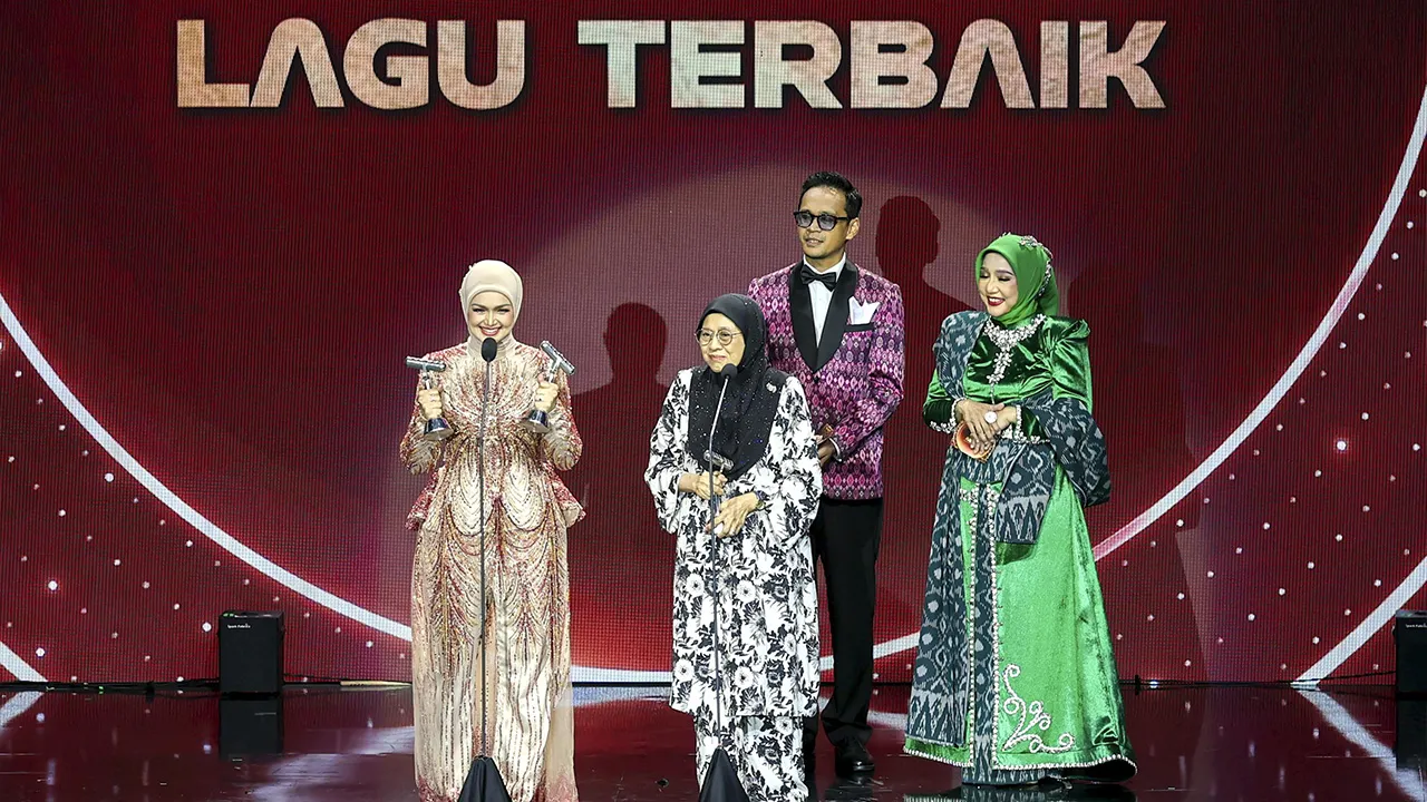 KUCHING, 27 Sept - Lagu "Pesanan But Diri " nyayian Biduanita Negara, Datuk Seri Siti Nurhaliza (kiri) memenangi anugerah Lagu Terbaik pada malam Anugerah Industri Muzik (AIM) ke-25 yang berlangsung di Pusat Konvensyen Borneo Kuching malam ini. - fotoBERNAMA
