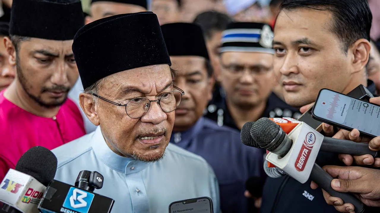KUALA LUMPUR, 4 Sept - Perdana Menteri Datuk Seri Anwar Ibrahim menjawab pertanyaan pemberita selepas menunaikan solat Jumaat di Masjid Bukit Indah hari ini. - fotoBERNAMA (2026) HAK CIPTA TERPELIHARA