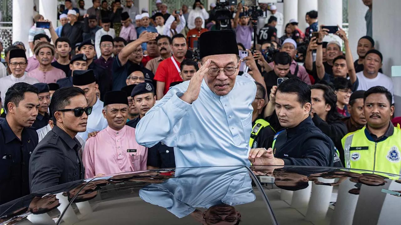 KUALA LUMPUR, 4 Sept - Perdana Menteri Datuk Seri Anwar Ibrahim beramah mesra bersama jemaah selepas menunaikan solat Jumaat di Masjid Bukit Indah hari ini. - fotoBERNAMA (2026) HAK CIPTA TERPELIHARA