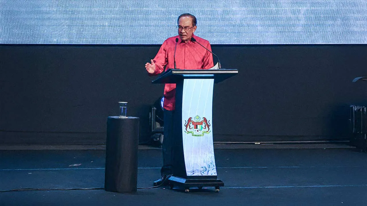 KUCHING, 16 Sept - Perdana Menteri Datuk Seri Anwar Ibrahim berucap pada Sambutan Hari Malaysia Peringkat Kebangsaan 2026 di Pusat Konvensyen Borneo Kuching malam ini. - fotoBERNAMA (2026) HAK CIPTA TERPELIHARA