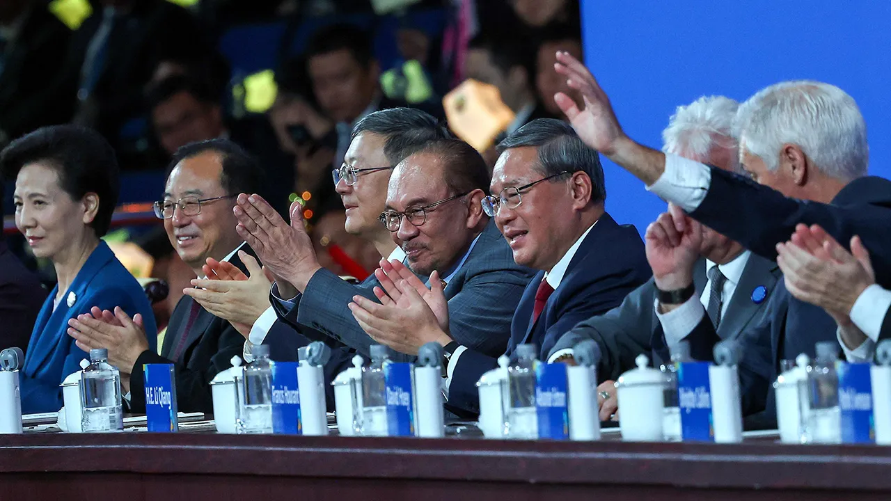 SHANGHAI, 22 Sept - Perdana Menteri Datuk Seri Anwar Ibrahim bersama Perdana Menteri China Li Qiang melambai kepada kontinjen Malaysia pada Pertandingan WorldSkills ke-48 Shanghai 2026 di Shanghai World Expo Cultural Center di sini hari ini.