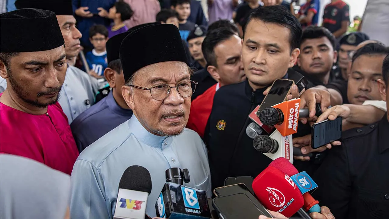 KUALA LUMPUR, 4 Sept - Perdana Menteri Datuk Seri Anwar Ibrahim menjawab pertanyaan pemberita selepas menunaikan solat Jumaat di Masjid Bukit Indah hari ini. - fotoBERNAMA (2026) HAK CIPTA TERPELIHARA