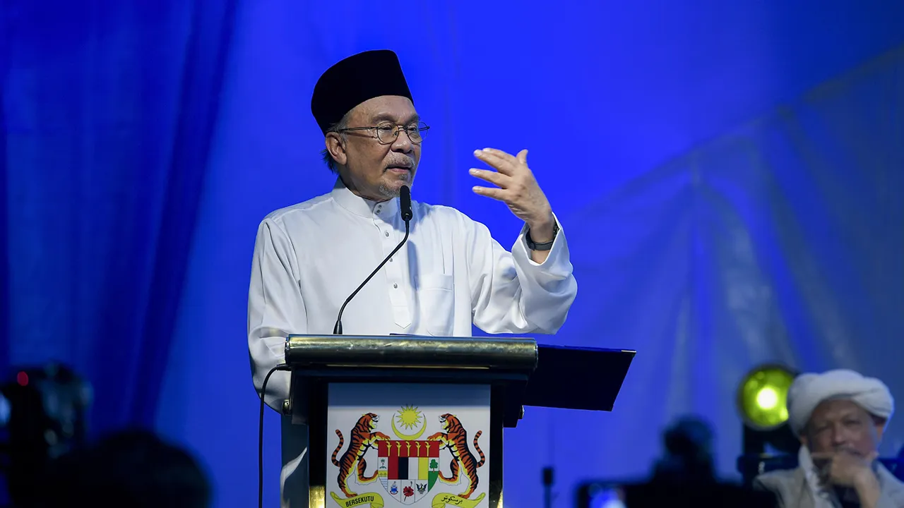 PENDANG, 25 Sept - Perdana Menteri Datuk Seri Anwar Ibrahim menyampaikan ucaptama pada Majlis Maulid Akhbar Pendang di Pondok Mujamma' Ibn Sunni Al-Talaqqi (Mushtaq) di sini hari ini. - fotoBERNAMA