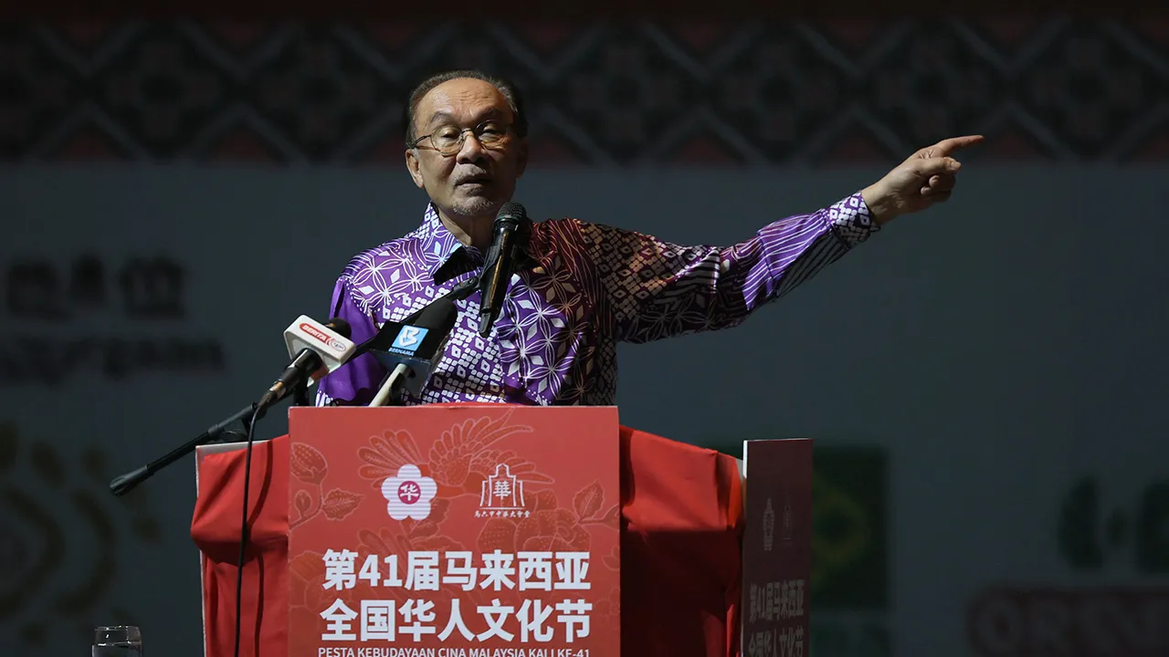 ALOR GAJAH, 20 Sept - Perdana Menteri Datuk Seri Anwar Ibrahim menyampaikan ucapan pada Majlis Perasmian Pesta Kebudayaan Cina Malaysia Kali Ke-41 di Encore Theatre Melaka, Klebang di sini hari ini. - fotoBERNAMA (2026) HAK CIPTA TERPELIHARA